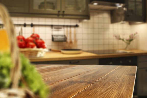 میز چوبی از فضای آزاد در آشپزخانه و سبزیجات تلخ