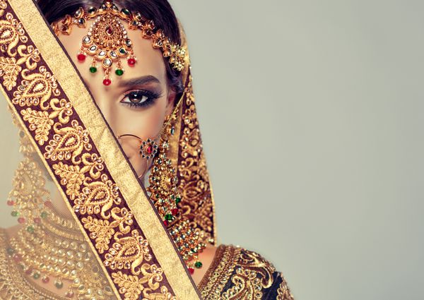 پرتره از دختر زیبا هند مدل زن هندو جوان با مجموعه طلایی کاندان طلایی لباس هندی سنتی هند lehenga choli