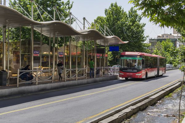 تهران ایران 23 مه 2016 ایستگاه اتوبوس عمومی در خیابان ولیعصر