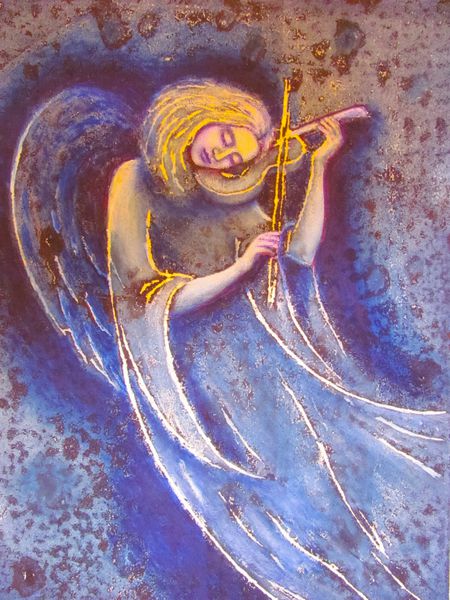 دختر یک فرشته یک ملودی روح را در یک ویولن می کند تصویر فرشته ای در پس زمینه آبی بنفش است