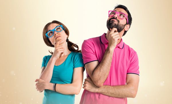 زن و شوهر در لباس های رنگارنگ چیزی فکر می کنم در پس زمینه اوکر