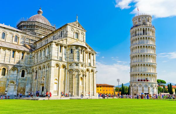 نمایشگاه کلیسای جامع پیزا و برج عقب در یک روز آفتابی در پیزا ایتالیا