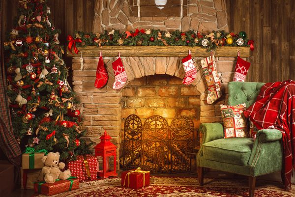 کریسمس اتاق داخلی اتاق شومینه درخت کریسمس صندلی سبز با پتو قرمز و هدایا