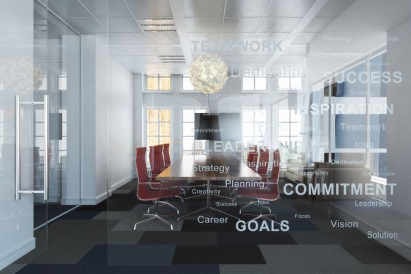 مجتمع تجاری معاصر خالی کسب و کار برجسته دفتر اتاق کنفرانس مشرف به یک شهر با اهداف الهام بخش کسب و کار بر روی دیوار شیشه ای عکس رندر واقعی 3d