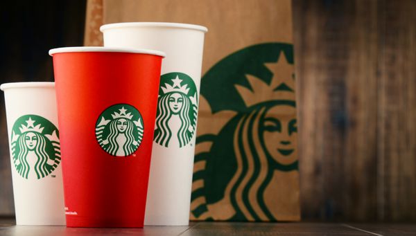 POZNAN POLAND DEC 15 2016 Starbucks شرکت قهوه و زنجیر قهوه خانه واقع در سیاتل وای ایالات متحده آمریکا در سال 1971؛ در حال حاضر بزرگترین کسب و کار این نوع در جهان 23450 مکان دارد