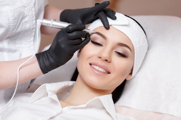 آرایش دائمی دائمی ابرو متخصص اعصاب با استفاده از دائمی بر روی ابرو ابرو