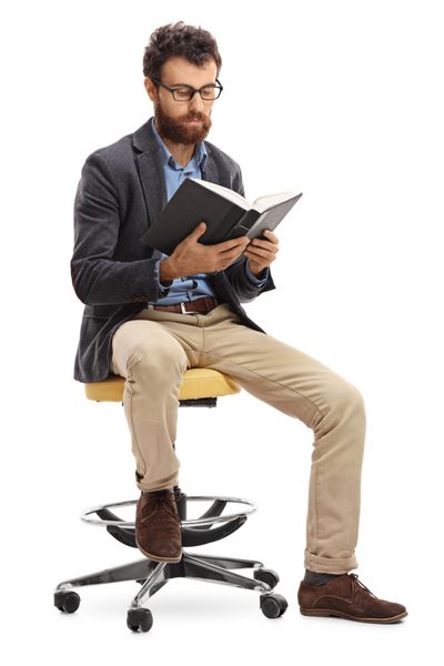 مرد روی صندلی نشسته و خواندن یک کتاب بر روی زمینه سفید است