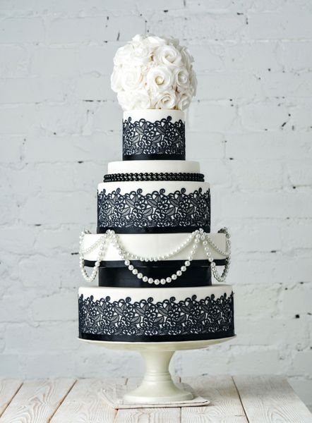 کیک عروسی زیبا با سیاه و سفید تزئین شده است