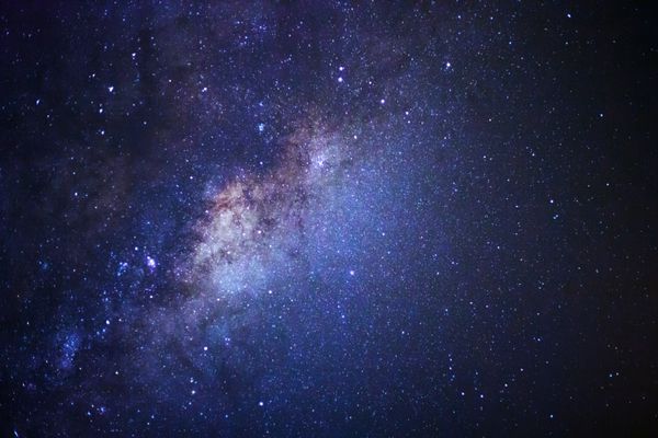 نزدیک به کهکشان راه شیری با ستارگان و گرد و غبار فضا در جهان عکس با لنز بلند با دانه