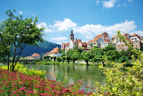 Frohnleiten شهر کوچک در بالای رودخانه Mur در Styria اتریش