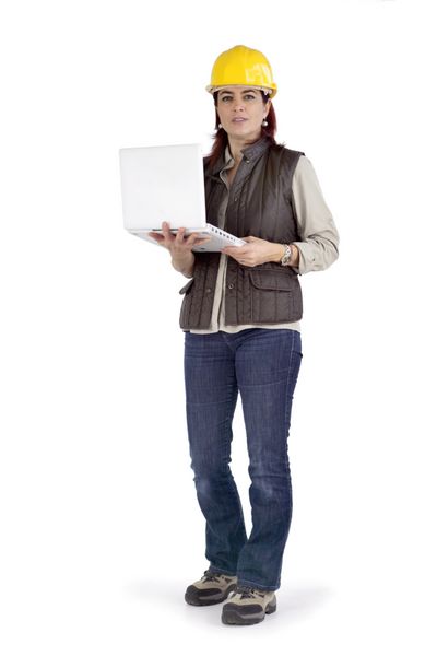 پرتره زن با کلاه ایمنی و یک کامپیوتر لپ تاپ