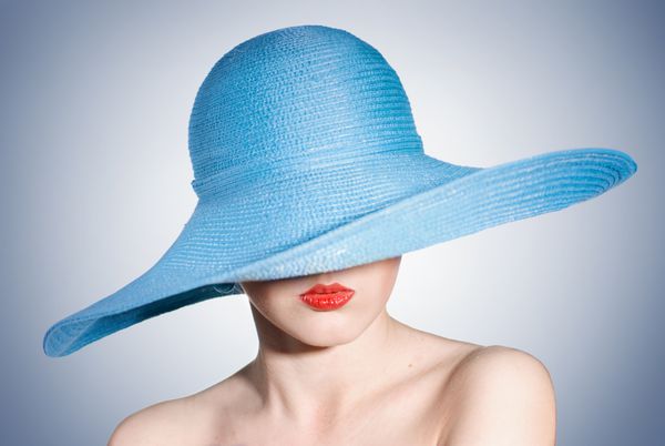 تصویر زن زیبا زیبا در کلاه آبی