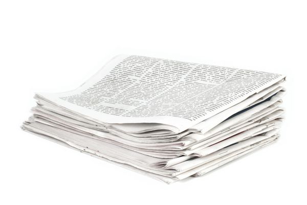 روزنامه های جدا شده بر روی زمینه سفید