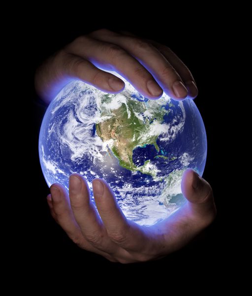 مرد در حال نگه داشتن زمین زمین درخشان در دستانش است تصویر زمین توسط ناسا ارائه شده است