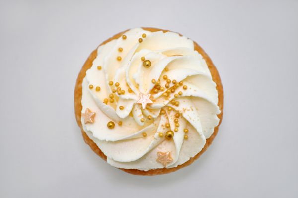 کیک با کیک و طلایی شیرینی آبیاری نمای بالا تصویر برای منو یا یک کاتولوگ شیرینی