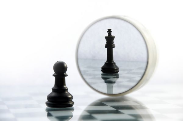 تکه تکه کردن در صفحه شطرنج بازتاب در پادشاه آینه اغلب در زندگی چیزها و مردم چیزی نیست که آنها به نظر می رسد