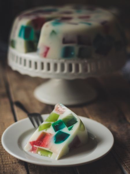 کیک ژله مکعب های رنگارنگ در ژله شیر