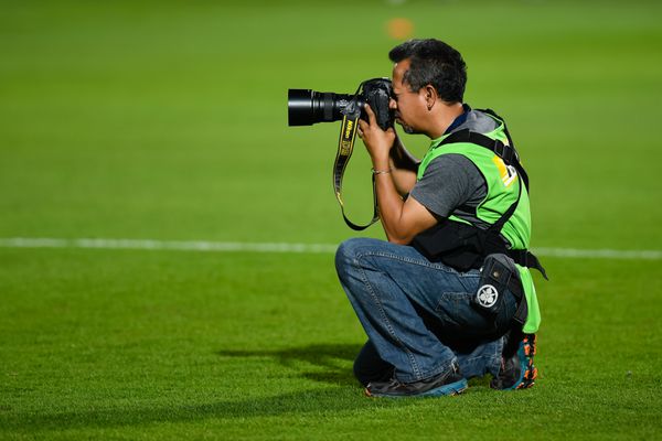عکاس ورزشی ناشناخته تایلندی با نیکون در طی 2017 بازی لیگ تویوتا تاجی بین Muangthong United و Sukhothai FC در ورزشگاه SCG در 17 فوریه 2017 در تایلند