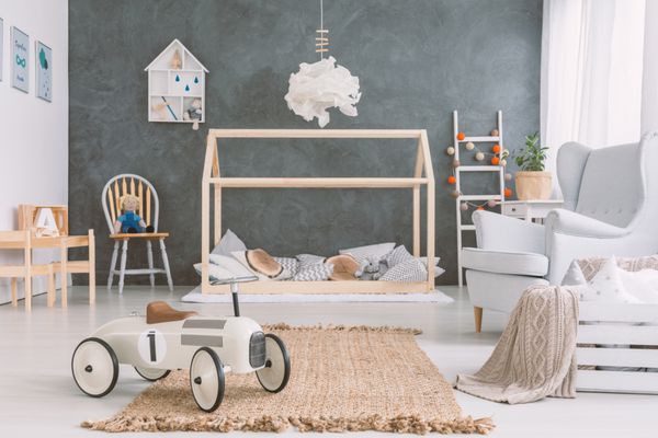 اتاق کودک در سبک اسکاندیناوی با صندلی و تخت چوبی