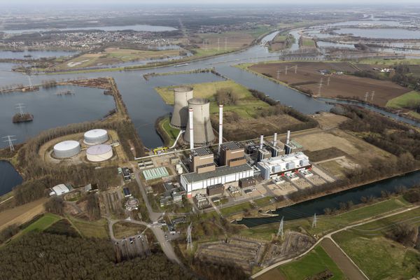 3-3-2017 Maasbracht Roermond هلند دید هوایی از نیروگاه Prins Clauscentrale این نیروگاه انرژی متعلق به RWE است در افق رودخانه مااس و چشم انداز لیمبورگ