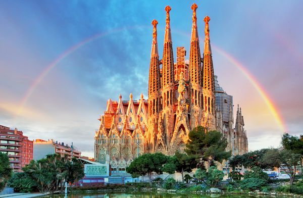بارسلونا اسپانیا FEB 10 نمایشگاه فستیوال Sagrada Familia یک کلیسای بزرگ کاتولیک رومی در بارسلونا اسپانیا توسط معمار کاتالان Antoni Gaudi طراحی شده در تاریخ 10 فوریه 2016 بارسلونا