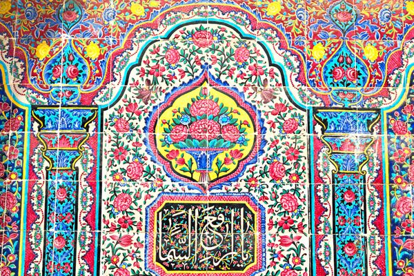 کاشی های گل و تزئینی قدیمی در ایران از مسجد عتیقه مانند پس زمینه در ایران تاریک می شود