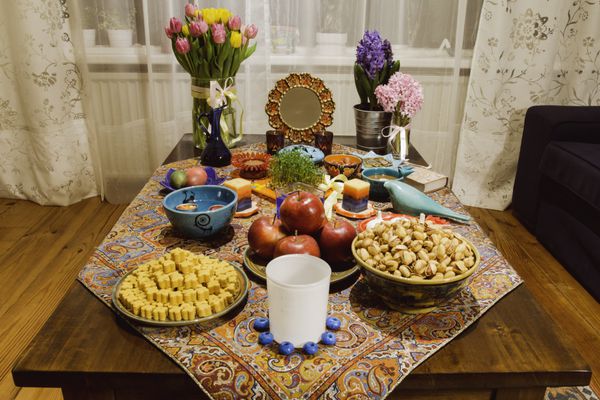 هفت سین جدول سنتی نوروز هفت شاهد نیز عنوان کرد که هفت سین یک تبلت سفره از هفت نماد نمادین است که به طور سنتی در نوروز سال جدید ایرانی نمایش داده می شود