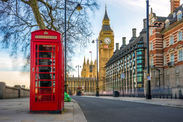 لندن انگلستان جعبه قرمز قرمز تلفن همراه با Big Ben در پس زمینه در مرکز لندن