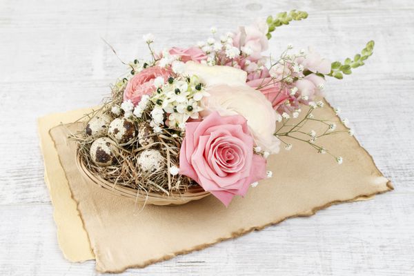دکوراسیون گل های عید پاک با گل رز صورتی گل های متیل و گل گاوزبان در سبد ترقه