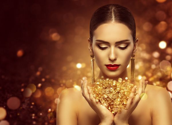 مد مدل دستبند طلا و جواهر در دست زن زیبایی طلایی آرایش دختر زیبا و جواهرات لوکس