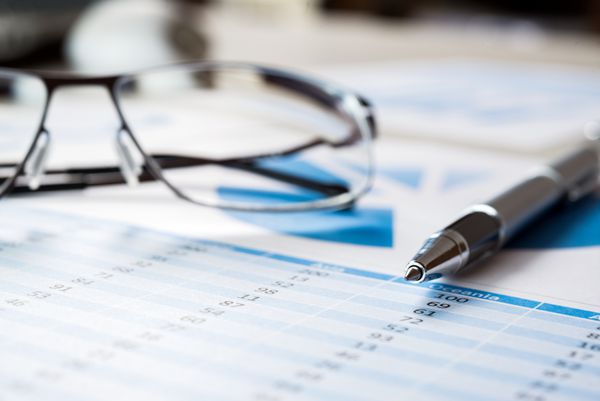 قلم و عینک بر روی اسناد مالی مفهوم کسب و کار و مالی