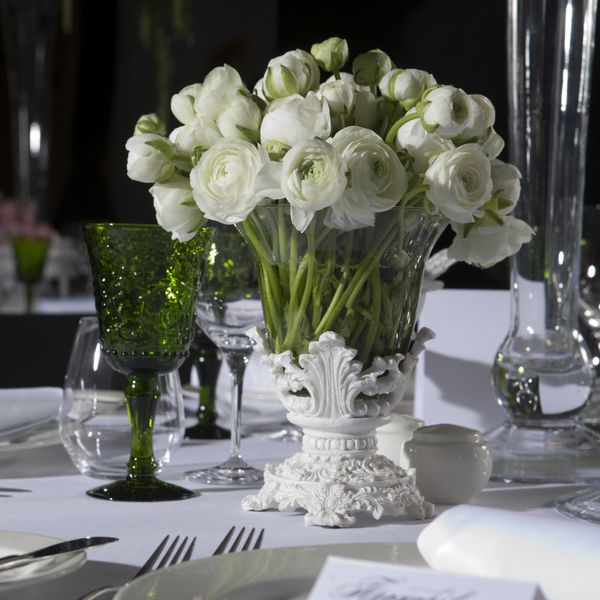 دکوراسیون میز عروسی رانونکلوس سفید buttercup ایرانی در گلدان
