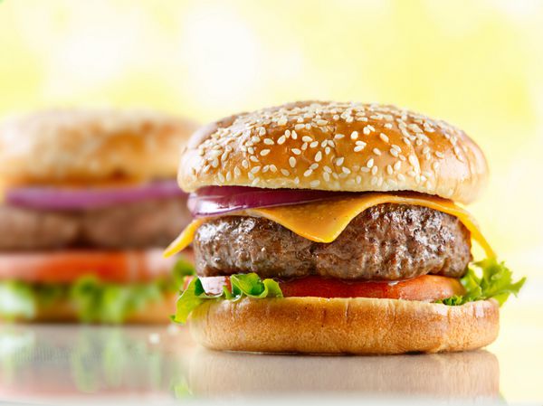 دو cheeseburgers با تمرکز انتخابی بر برگر پیش زمینه