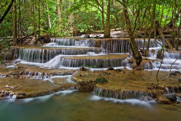 هوی Mae Khamin ششم آبشار بهشت ​​واقع در جنگل عمیق تایلند