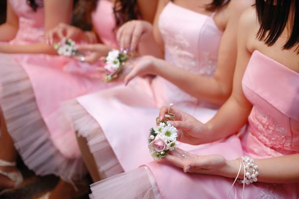 ردیف از bridesmaids با دسته در مراسم عروسی