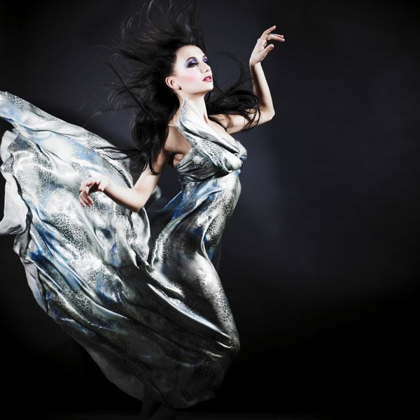 پرتره یک زن جوان با موی پرنده و لباس ابریشم