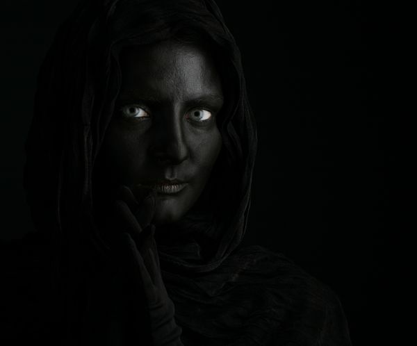 عکس هنری یک زن زیبا با صورت سیاه