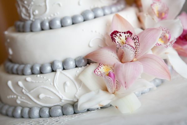 کیک عروسی با گل های صورتی