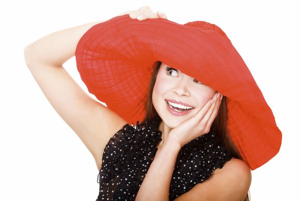 زن بسیار هیجان زده در کلاه قرمز در مقابل زمینه سفید