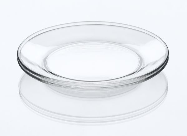 ظروف شیشه ای خالی یک ظروف آشپزخانه زیبا بر روی سفید است