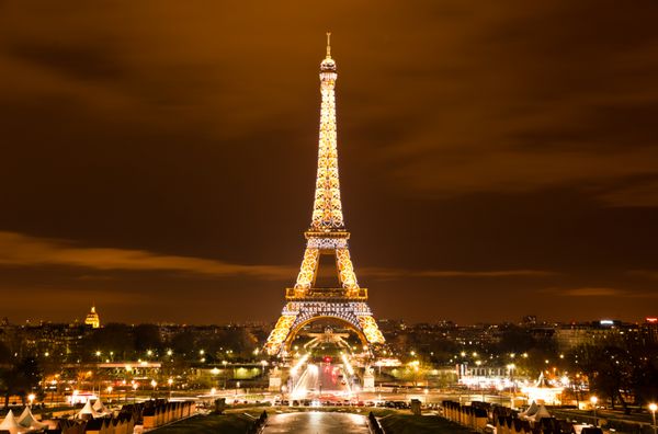 پاریس فرانسه دسامبر 2 نورپردازی مراسم برج ایفل در تاریخ 2 دسامبر 2010 در پاریس فرانسه برج ایفل بنای یادبود ترین فرانسه است