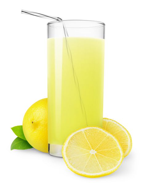 نوشیدنی جداگانه شیشه ای از لیموناد تازه و قطعه ای از میوه های لیمو برش جدا شده بر روی زمینه سفید