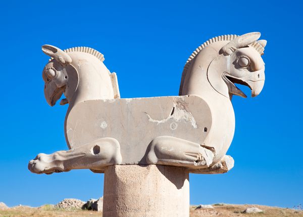 مجسمه دو گانه گریفین در یک شهر باستانی تخت جمشید ایران