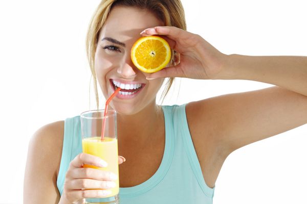 زن جوان با آب پرتقال
