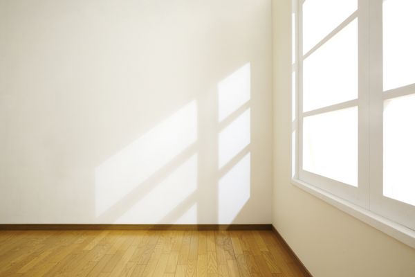 اتاق خالی با نور خورشید