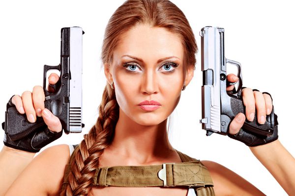 شلیک یک زن نظامی با اسلحه جدا از سفید