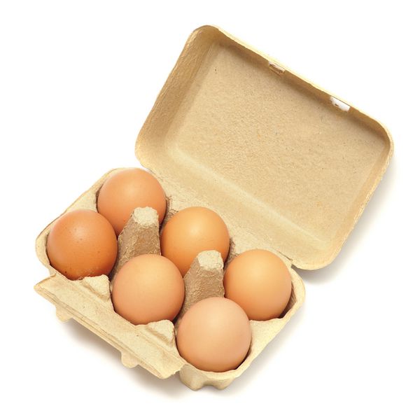 تخم مرغ در بسته بر روی زمینه سفید