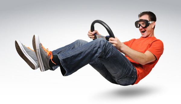 راننده اتومبیل خنده دار غیر واقعی در عینک ایمنی با یک چرخ مفهوم خودکار