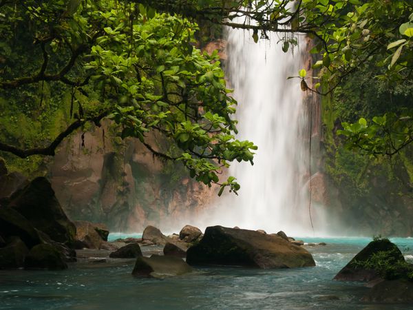 آبشار آبی آسمانی در کاستاریکا
