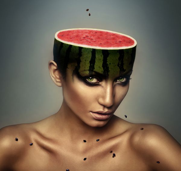 زن با سر هندوانه و دانه